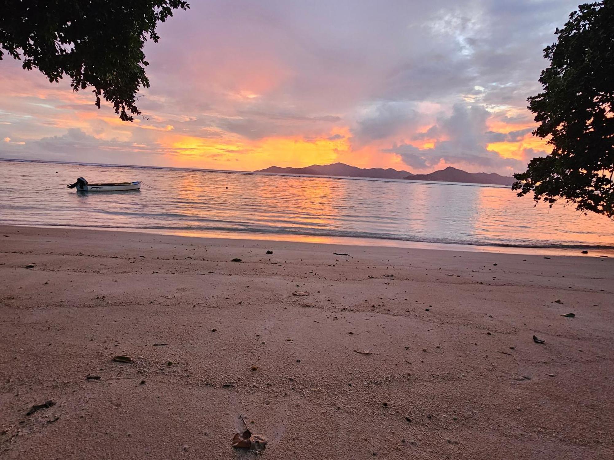 La Digue Luxury Beach & Spa Exterior photo